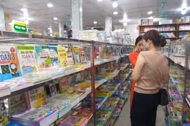 Cứ nhồi nhét mua sách bổ trợ, tham khảo, đến lúc nào mới đổi mới giáo dục?