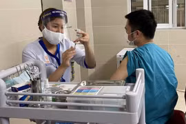 Hà Nội tiếp tục triển khai tiêm gần 1 triệu liều Pfizer, AstraZeneca
