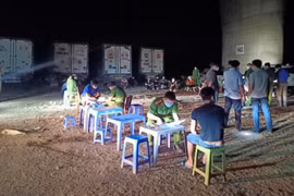 Hà Nội: Xử phạt gần 60 triệu đồng nhóm người họp chợ dưới gầm cầu Thanh Trì