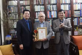 Trao Cúp và Giấy chứng nhận Nhà báo tiêu biểu cho nhà báo Phan Quang