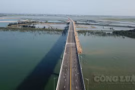 Toàn cảnh cầu Cửa Hội nối liền 2 tỉnh Nghệ An và Hà Tĩnh