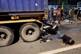 Xe máy lao vào đuôi xe container đỗ dưới lòng đường, khiến một thanh niên tử vong