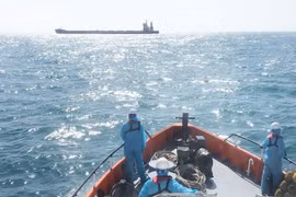 Cứu thuyền viên tàu hàng Hy Lạp gặp nạn ngoài khơi Nha Trang