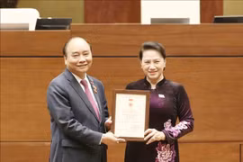 Trao kỷ niệm chương “Hoạt động Quốc hội Việt Nam” cho các đại biểu Quốc hội khóa XIV