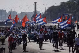 Người biểu tình Cuba yêu cầu Mỹ dỡ bỏ các biện pháp trừng phạt