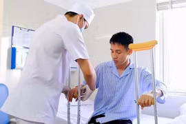 Vì sao CLB Hà Nội không đưa Đỗ Hùng Dũng ra nước ngoài điều trị?