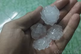 TP. HCM: Xuất hiện mưa đá bất thường khiến người dân ngỡ ngàng
