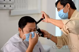 Cận cảnh cắt tóc miễn phí cho gần 400 y bác sĩ của Bệnh viện Chợ Rẫy
