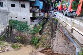 Hà Giang: Sạt lở chân cầu Nậm Dịch, tạm cấm xe 2,5 tấn trở lên lưu thông