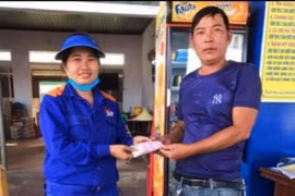 Nhân viên cửa hàng xăng dầu trả lại hơn 22 triệu đồng cho người đánh rơi khi đến mua xăng