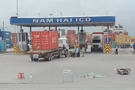 Hải Phòng: Cố vượt xe container cùng nhiều, một người đàn ông tử vong