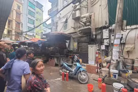 Hà Nội: Quán bún chả trên đường Trần Thái Tông bất ngờ bốc cháy