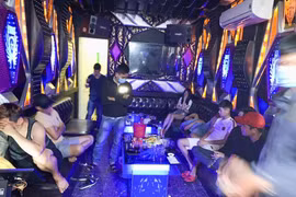 Phát hiện 10 đối tượng phê ma túy tại cơ sở karaoke trên địa bàn