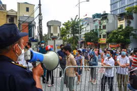 Bánh Trung thu: Nơi xếp hàng dài, nơi vắng vẻ không ai đến mua