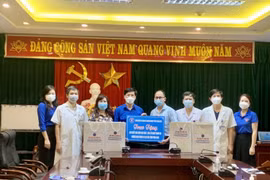 Trao quà trung thu cho con của y, bác sỹ chống dịch tại phía Nam