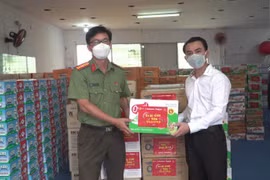 Báo Pháp luật Việt Nam tặng quà cho các chốt kiểm soát dịch và bà con gặp khó khăn tại TP.HCM và Bình Dương