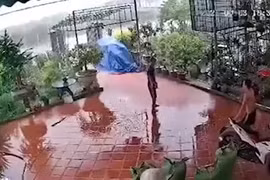 Người đàn ông may mắn thoát chết khi sét đánh tóe lửa ngay bên cạnh
