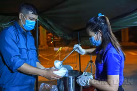 Hà Nội: Ấm lòng những bát cháo đêm của đoàn thanh niên đưa đến các chốt kiểm soát dịch