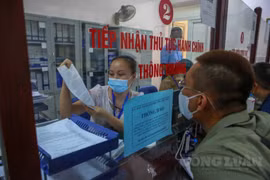 Hà Nội: Người dân hối hả đến UBND phường làm thủ tục xác nhận theo quy định mới