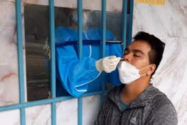 Xét nghiệm COVID-19 lưu động cho lái xe vận chuyển hàng hóa tại Hà Nội và Hải Phòng