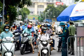 Hà Nội sẽ điều chỉnh việc kiểm tra giấy đi đường phù hợp tránh ùn ứ, tập trung đông người