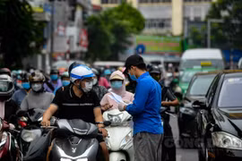 Hà Nội: Siết kiểm tra giấy đi đường, xảy ra ùn ứ tại một số điểm đầu tuần