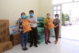 Báo Khánh Hòa trao tặng gạo cho người dân bị ảnh hưởng bởi dịch COVID-19
