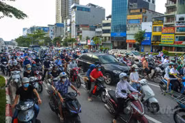 Hà Nội: Đông nghịt phương tiện di chuyển qua Ngã Tư Sở giờ cao điểm buổi sáng sau Chỉ thị 17
