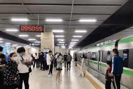 Người dân tấp nập đi tàu điện Cát Linh - Hà Đông trong ngày cuối cùng miễn phí