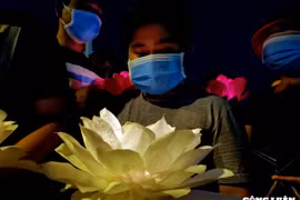 “Em đến đây gửi mẹ một đóa hoa, mong mẹ hãy yên lòng”