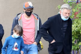 Alec Baldwin bị chỉ trích vì mở tiệc Halloween sau sự cố trên phim trường