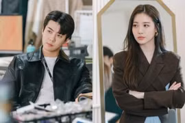 Song Hye Kyo ngọt ngào bên “người tình màn ảnh” kém 11 tuổi