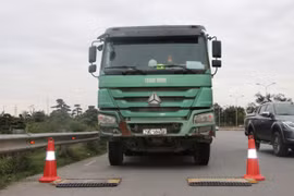 Hà Nội: Tiếp tục triển khai cân tải trọng xe trên cầu Thăng Long