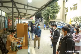Hà Nội: Nhiều chủ xe ô tô đi đăng ký đổi biển vàng khi chỉ còn thời hạn 2 ngày
