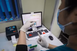 Bộ Y tế yêu cầu tăng cường phòng dịch sau ca nhiễm biến chủng Omicron