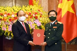 Chủ tịch nước Nguyễn Xuân Phúc trao quyết định bổ nhiệm Tổng Tham mưu trưởng QĐND Việt Nam