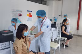 Tiêm chủng đại trà vắc-xin COVID-19: “Bơm máu” cho nền kinh tế