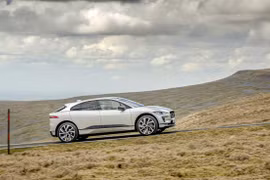 Jaguar I-PACE leo 8.848m đỉnh Everest - chỉ với một lần sạc