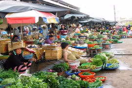 Bộ Công Thương đề nghị bổ sung người bán hàng ngoài chợ được ưu tiên tiêm vắc-xin