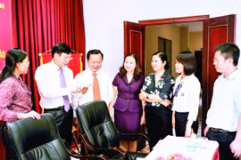 Bài 2: Các nhà báo, hội viên khi tham gia mạng xã hội phải định hướng được thông tin