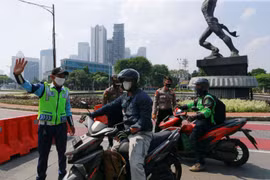 Indonesia lập chốt, ngăn di chuyển ở Jakarta và Bali trước sự bùng phát của COVID-19