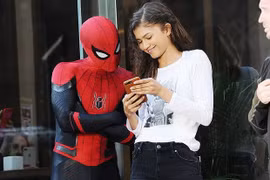 'Người Nhện' Tom Holland và Zendaya lộ ảnh hôn nhau trong xe