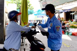 Phát "phiếu đi chợ" ở TP. HCM chưa đồng bộ