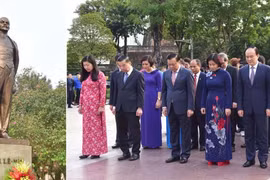Lãnh đạo thành phố Hà Nội dâng hoa kỷ niệm 151 năm Ngày sinh V.I.Lênin