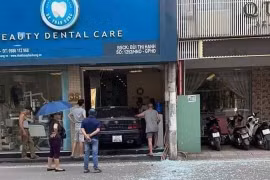 Hà Nội: Xe Camry lao vỡ tan cửa kính phòng khám nha khoa