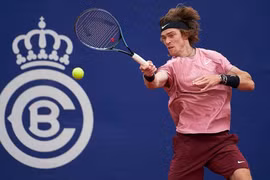 Stefanos Tsitsipas và Andrey Rublev thẳng tiến tại Barcelona Open