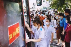 Quảng Ninh: 500 cán bộ, nhân viên y tế lên đường hỗ trợ Hà Nội chống dịch Covid-19