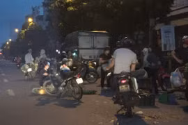Hà Nội: Giữa cao điểm chống dịch, nhiều người dân vẫn tụ tập mua bán dưới lòng đường