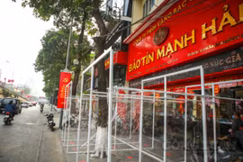 Hà Nội: Các cửa hàng vàng, bạc lắp vách ngăn chống dịch trước ngày Vía Thần Tài