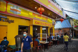 Người dân Hà Nội uống bia qua các vách ngăn chống dịch Covid-19